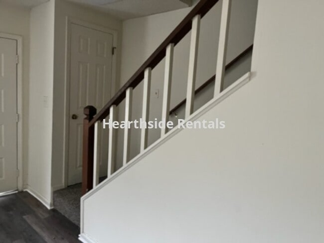 Building Photo - **2 Bedroom 2.5 Bath Townhouse Located Nea...