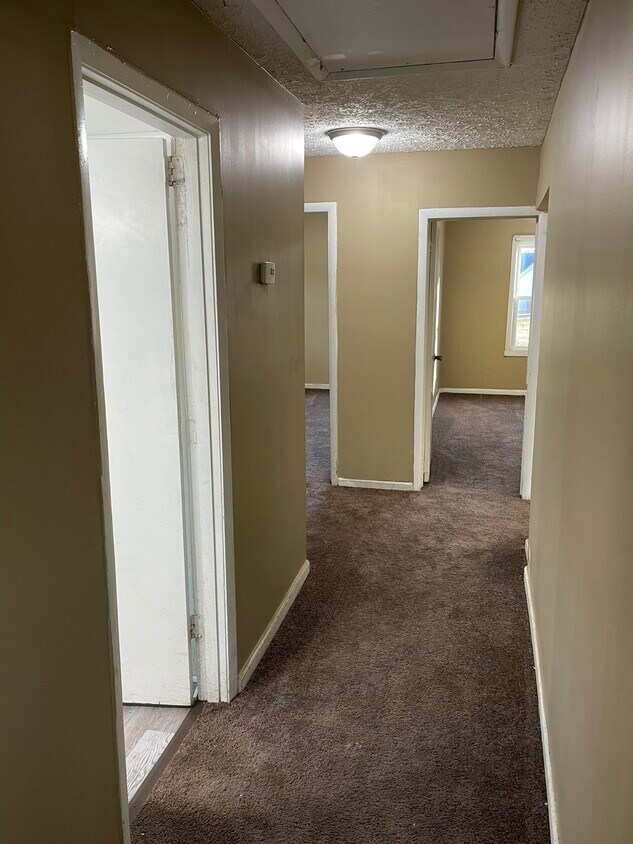 Building Photo - 612 Sun Cir