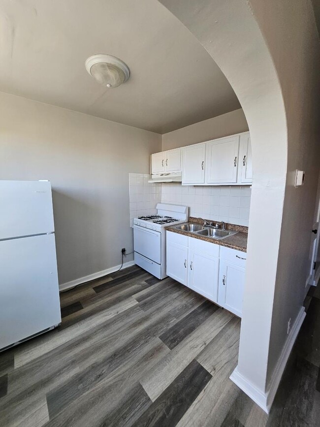 Building Photo - 1525 University Ave