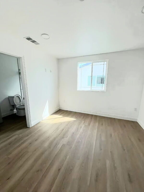 Building Photo - 1731 E 68th St