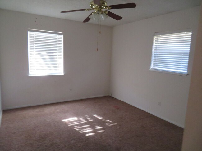 Building Photo - AVAILABLE NOW-Large 3 Bedroom, 2 Bath home for Rent