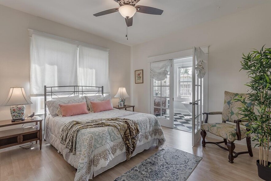 Master bedroom - 407 W Park Ave