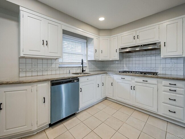 Building Photo - $2300 3 bed 2 bath bungalow