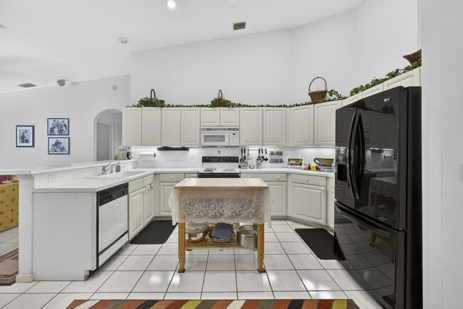 Building Photo - 1940 S Club Dr