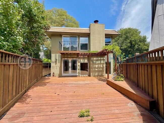 Building Photo - 11 Glen Dr