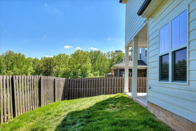 Building Photo - 323 Colonnades Dr