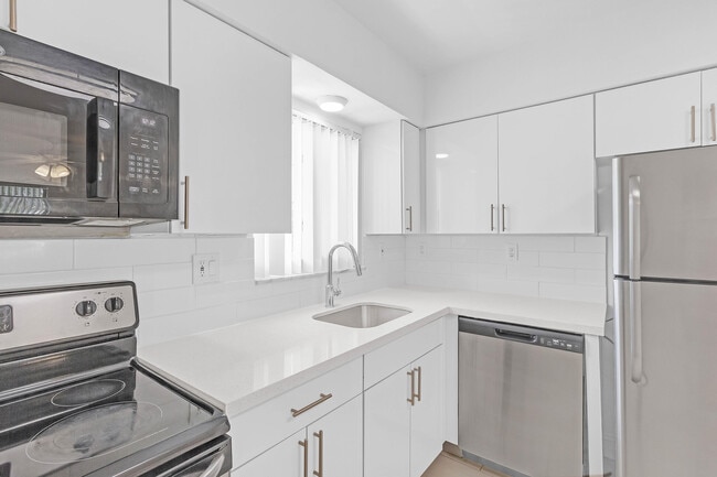 Building Photo - 330 W Camino Real