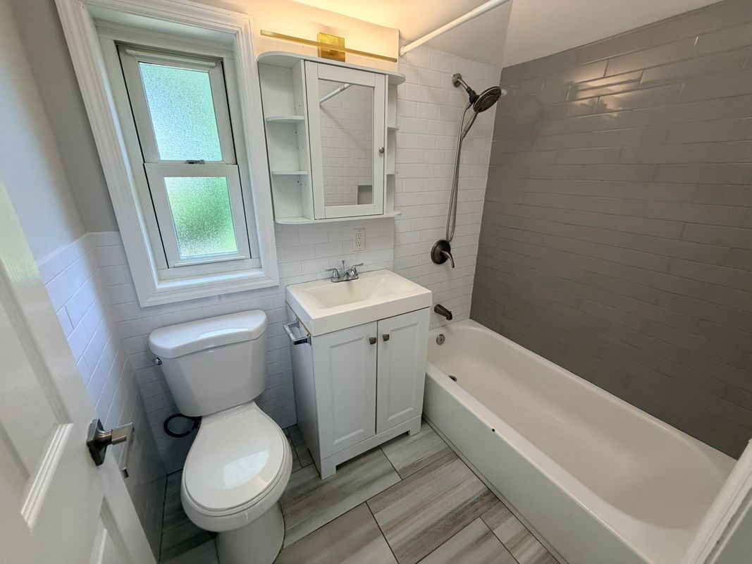 Building Photo - 10 Dunstan Dr