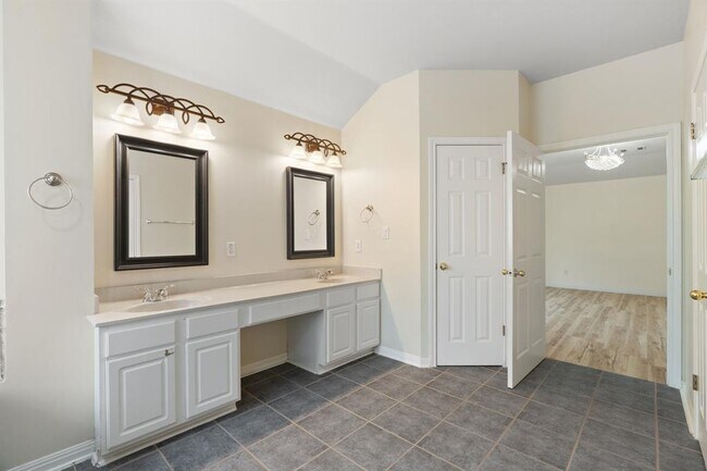 Building Photo - 15224 Calaveras Dr