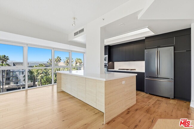 Building Photo - 13600 Marina Pointe Dr