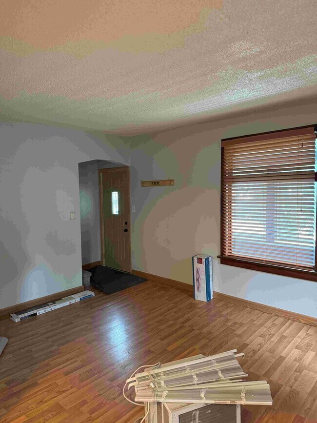 Building Photo - 3 Bedroom / 1 Bathroom Private Fenced Yard...