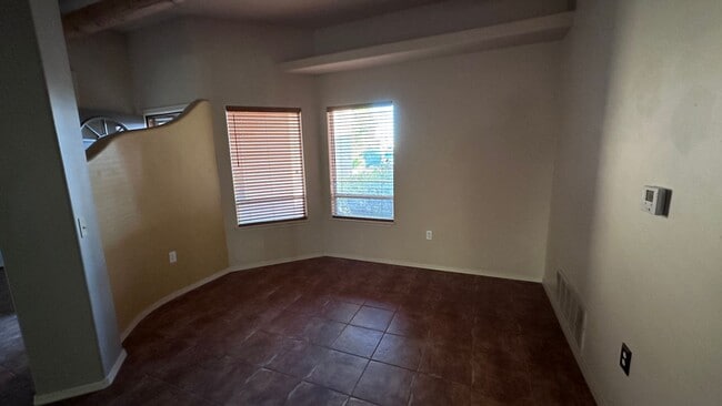 Building Photo - Beautiful 3 Bedroom 2 Bathroom with Low Ma...