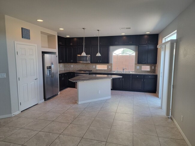 Building Photo - 5 bedroom 3 story home with beautiful remo...