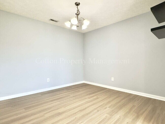 Building Photo - 3BR/2FB.$2300 per month