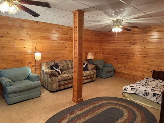 Building Photo - 664 Fox Run Dr