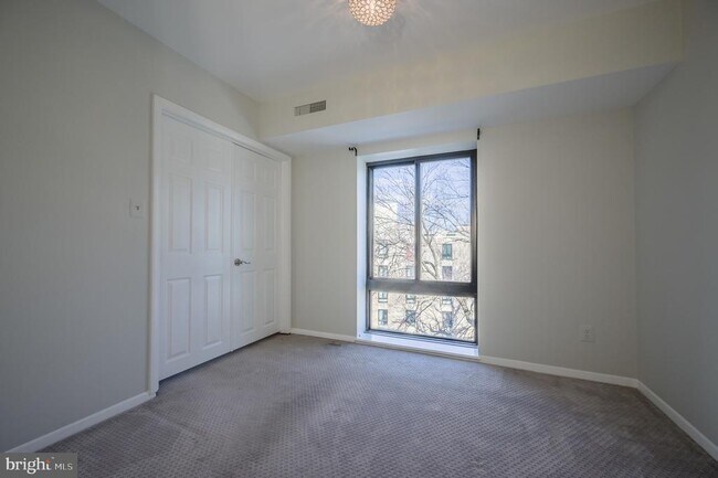 Building Photo - 6141 Leesburg Pike