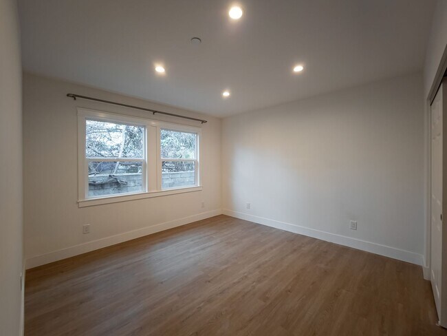 Building Photo - Newly Renovated 4BR Lamanda Park Units!