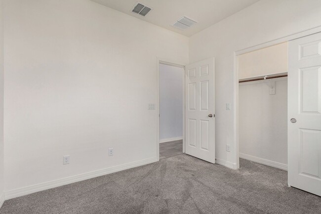 Building Photo - Move-In Ready Home with Verrado Amenities!