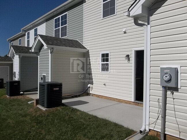 Building Photo - Available Soon: Stunning 3bd/2.5ba Townhom...