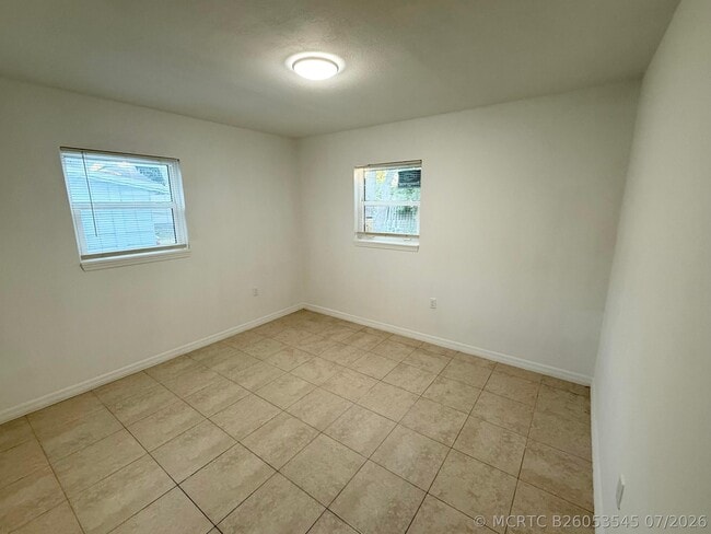 Building Photo - 912 SE Tarpon Ave