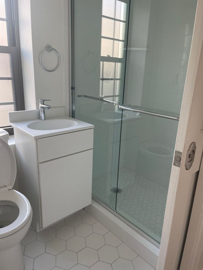 Building Photo - Harvard Sq Studio Brand New Renovation, 1 month Free rent Vacant and ready now