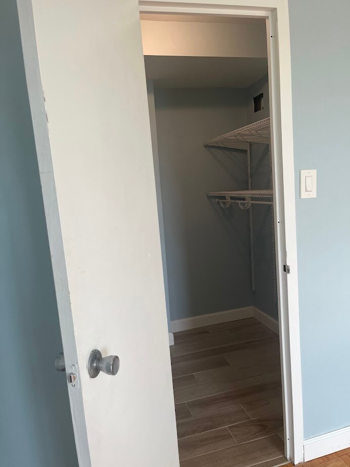 Walk-in Closet - 3101 S Manchester St