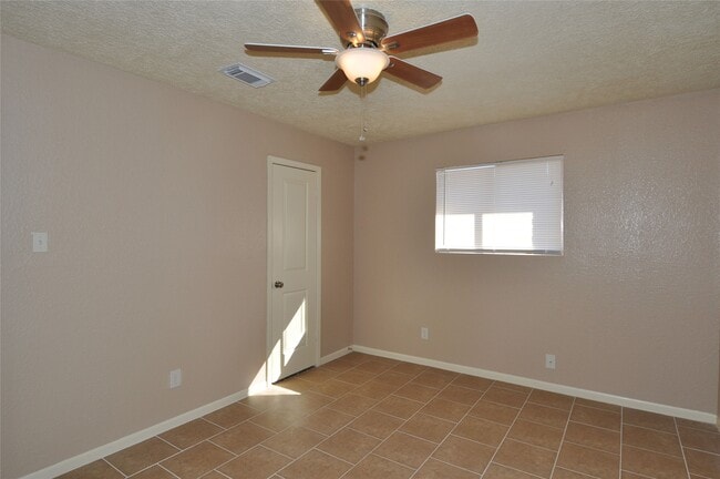 Building Photo - 4710 Pine St