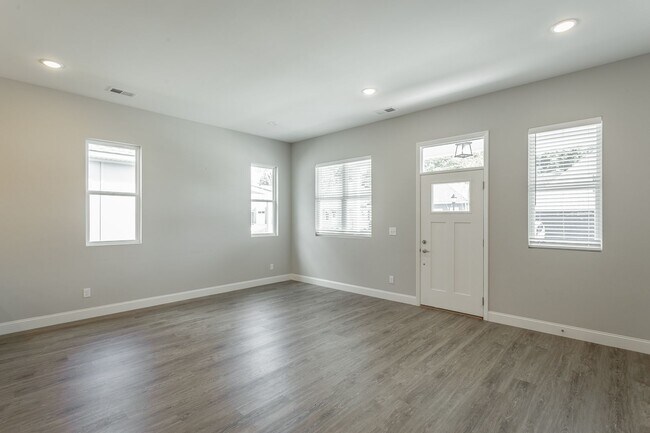 Building Photo - Brand new 3 bedroom 2 bath