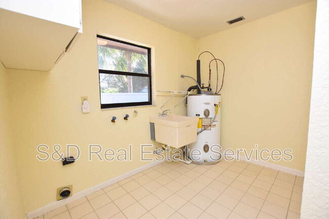 Building Photo - 1715 High Point Dr