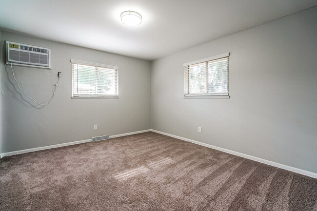 Building Photo - 656 Riverview Dr