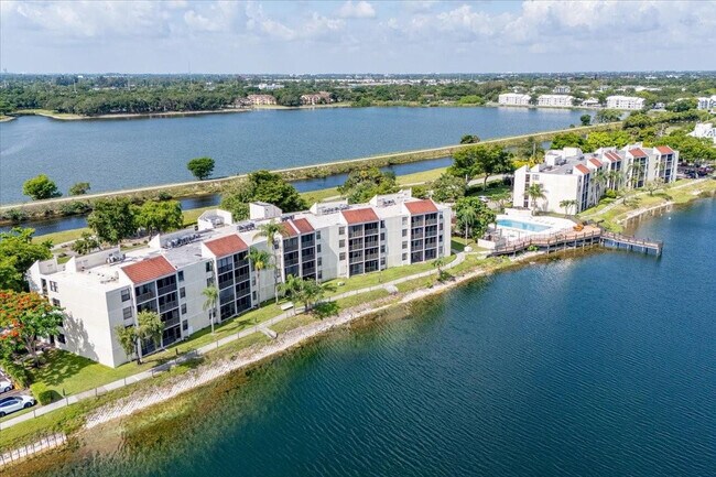 Building Photo - 113 Lake Emerald Dr