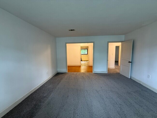 Building Photo - 1164/1166 Raymond Road Duplex