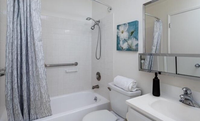 Building Photo - 6 Commodore Dr