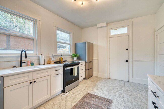 Building Photo - 1032-1036-1036 SE 12th Ave