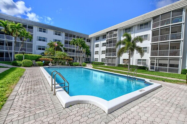 Building Photo - 200 W Camino Real
