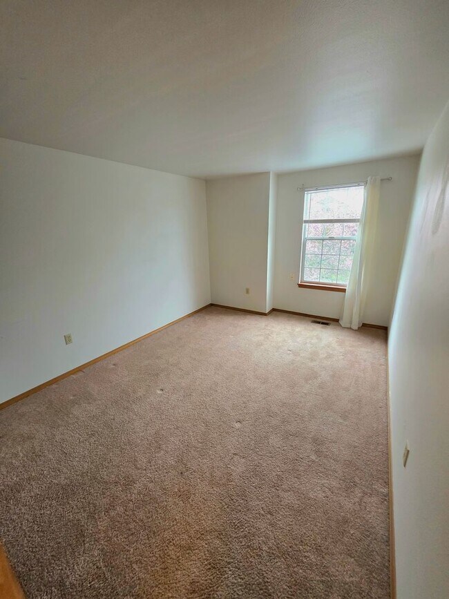 Building Photo - Federal Way tri-level rental home - 3 bedroom plus den, 3 bathrooms, 2 car garage, Available NOW!