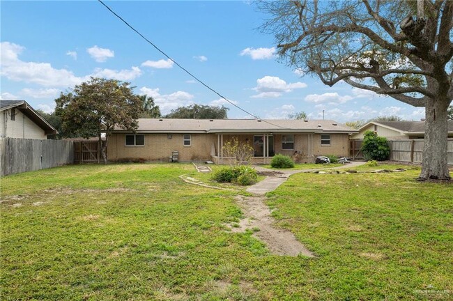 Building Photo - 19 Fern Ave W