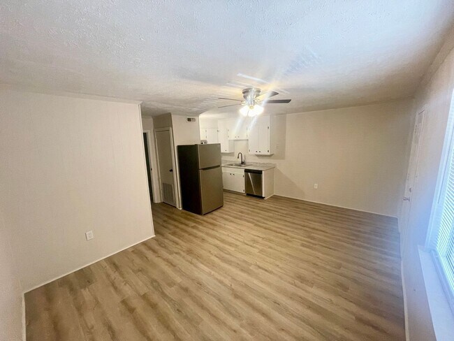 Building Photo - 1 Bed/1 Bath for Rent in Brandon 042!