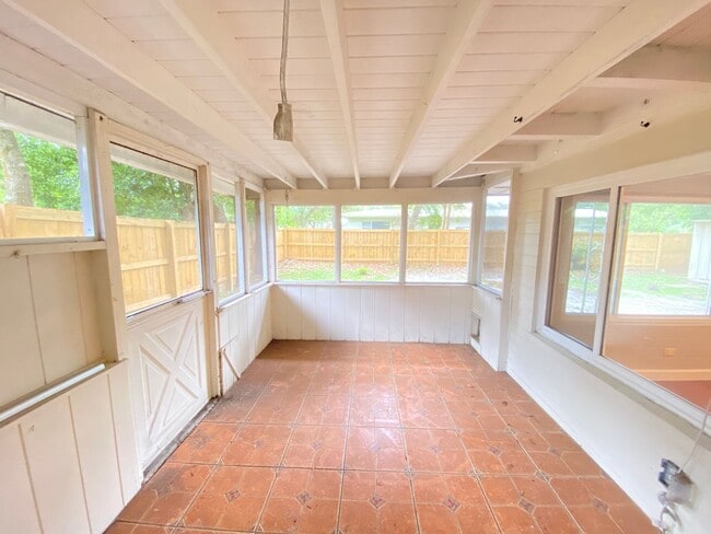 Building Photo - 3/2 single family home minutes from Lake E...
