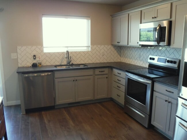 Building Photo - Bright and spacious 3 bed, 2 bath home jus...