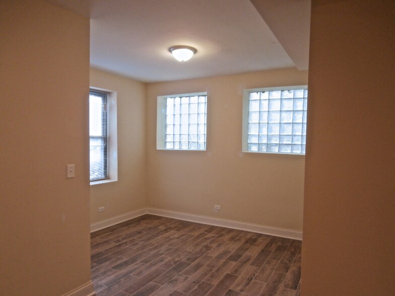 Building Photo - 5001 N Sawyer Ave