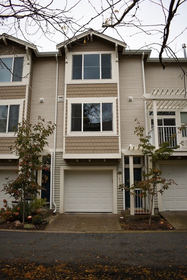 Building Photo - Gorgeous 2br/2.5ba Townhouse in Desirable ...
