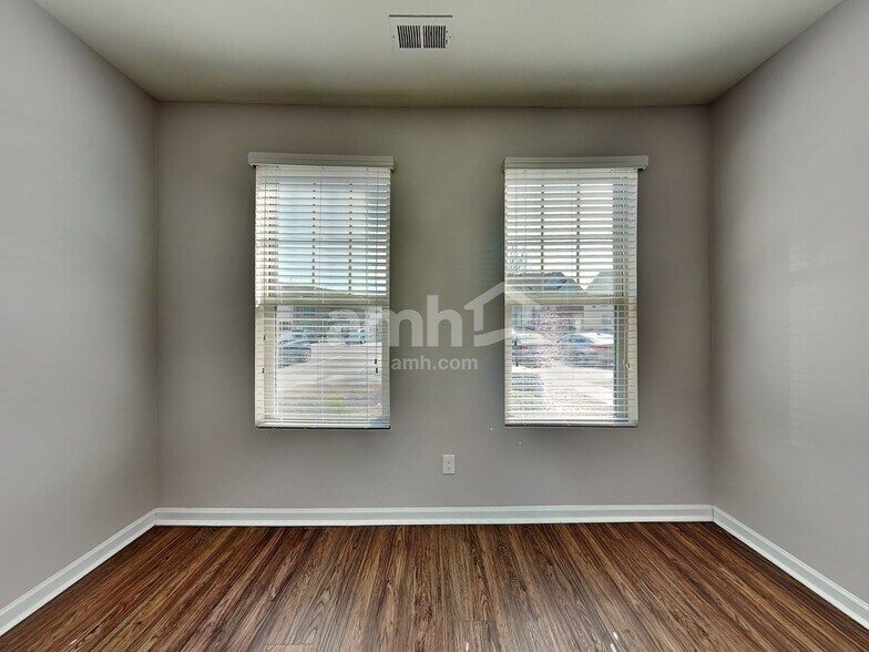 Building Photo - 4489 Middletown Dr