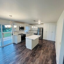 Building Photo - Beautifully remodeled 3 bedroom, 2 bath duplex in Royal Oaks Neighborhood