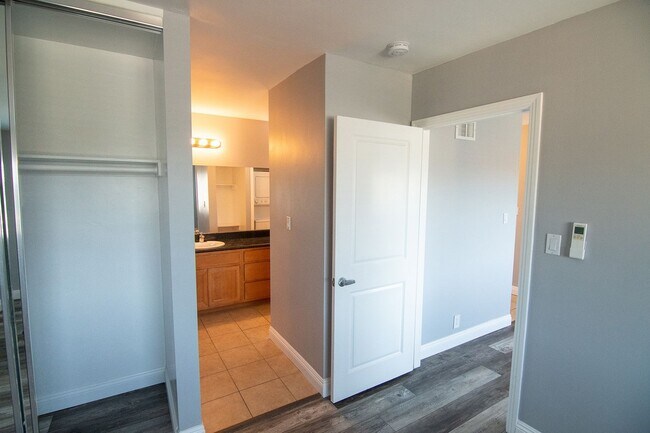 Building Photo - Clean & Spacious 1 Bedroom Apartment with ...