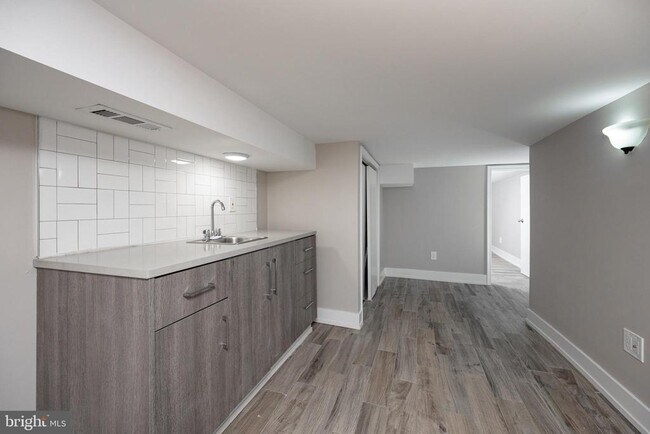 Building Photo - 1443 N Hollywood St