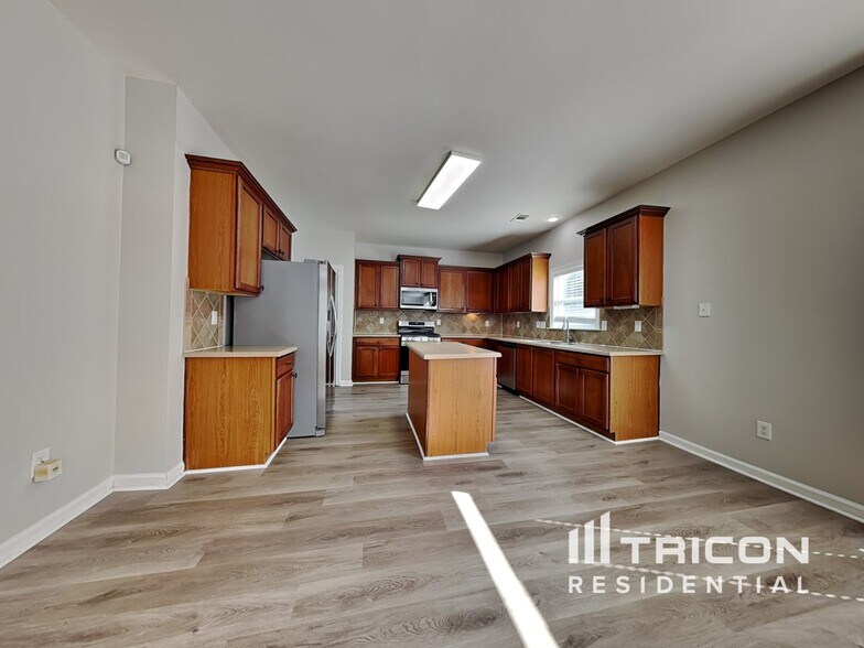 Building Photo - 3620 Long Lake Dr