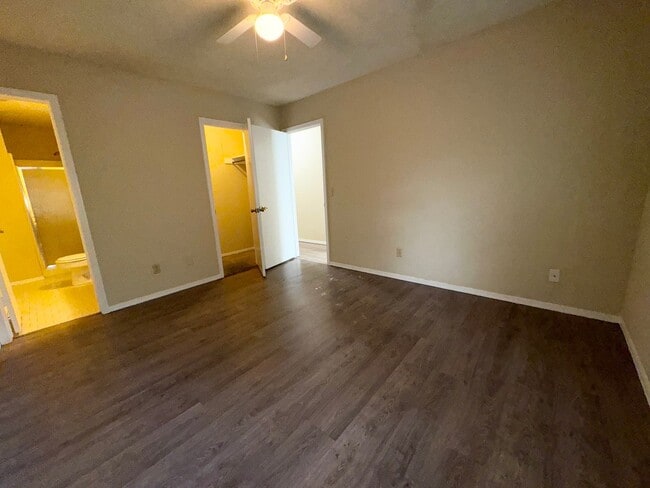 Building Photo - 3 bedroom 2 bathroom home Near In Broken A...