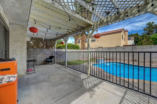 Building Photo - 3 bedroom home with pool!!