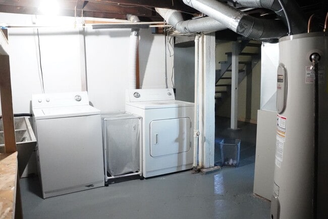 Building Photo - AVAILABLE JUNE - 3 BED 1 BATH